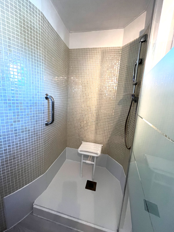 douche securisée avec habillage panneaux aluminium
